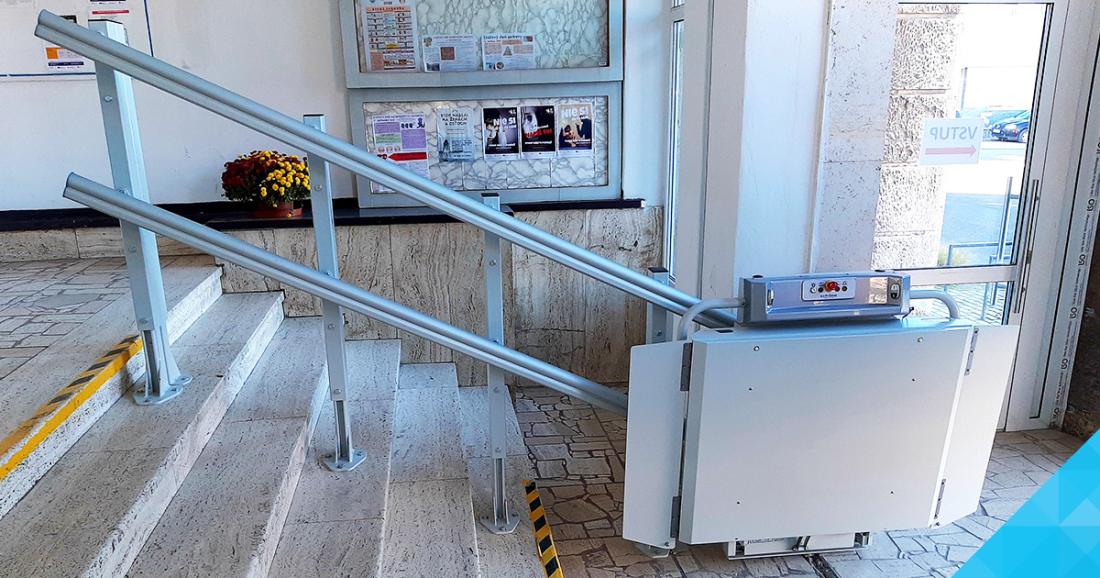 Bezbariérové schodisko by vo verejných priestranstvách malo byť absolútnou samozrejmosťou