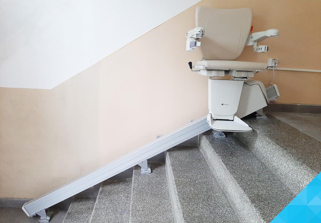 Stoličkový výťah na schody s modelom Handicare 1100