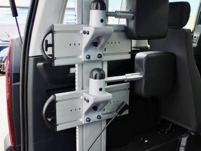 Bezbariérové auto Ford s podporou hlavy pre vozíčkara