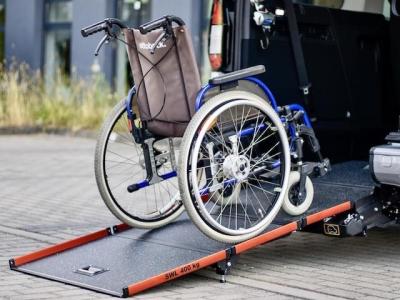 Bezbariérové auto Ford Freedom s nájazdovou rampou pre vozíčkarov