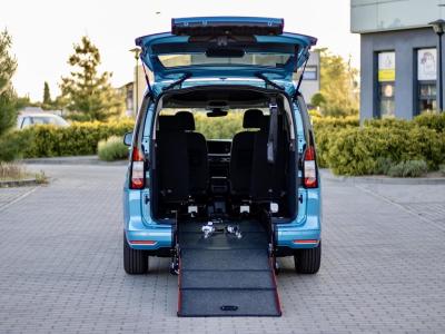 Bezbariérové auto s rampou pre imobilných