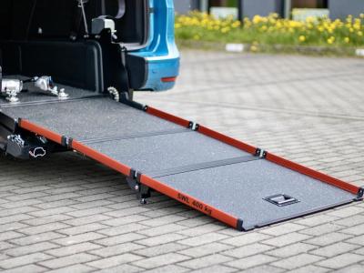 Bezbariérové auto Ford Freedom s nájazdovou rampou pre vozíčkarov