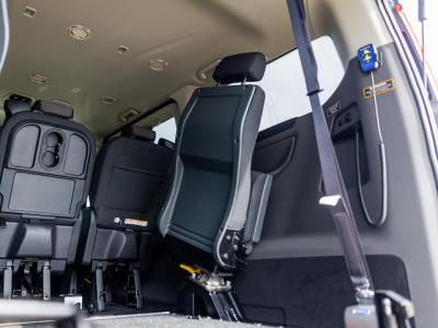 Bezbariérové auto Ford independence – Sklopné sedadlá