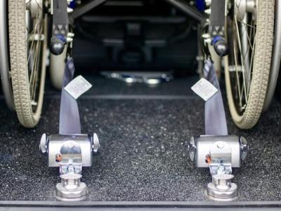 Bezbariérové auto Ford Freedom s bezpečnostným úchytom pre invalidný vozík