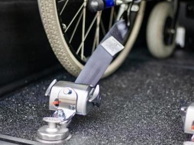 Bezbariérové auto s bezpečnostným uchytením invalidného vozíka