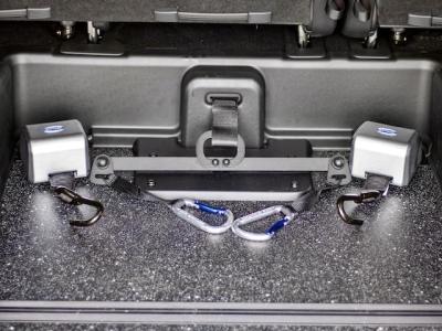 Bezbariérové auto Ford Freedom s bezpečnostným úchytom pre invalidný vozík