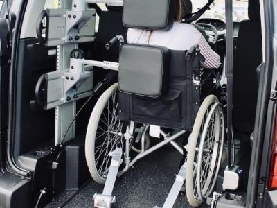 Bezbariérové auto Ford Freedom s bezpečnostným úchytom pre invalidný vozík