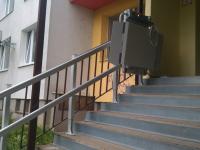 Šikmá schodisková plošina Logic pred bytovým domom