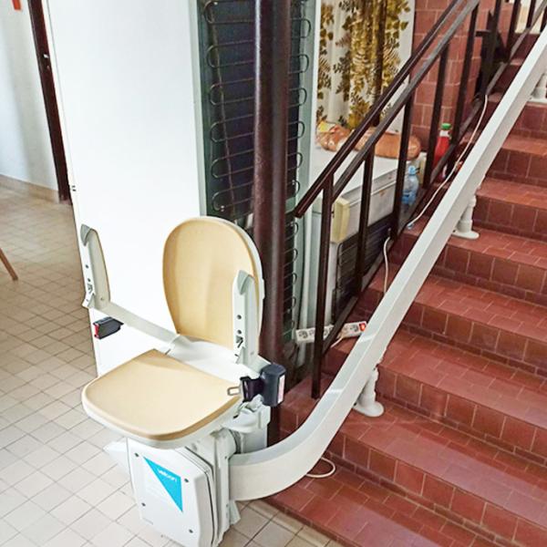 Stoličkový výťah na schody pre klientku z Kráľovského Chlmca